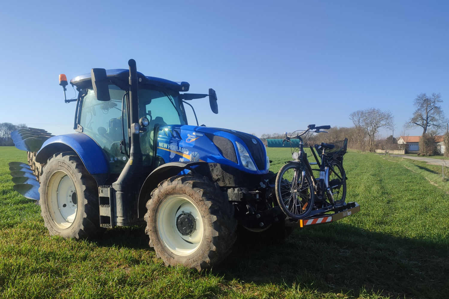 Tract'Moi : Un support de vélo et trottinette électriques spécial tracteurs  agricoles