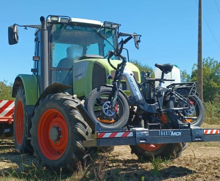 Support deux roues pour tracteur TM 2 option masse agricole avec notre vélo à assistance électrique