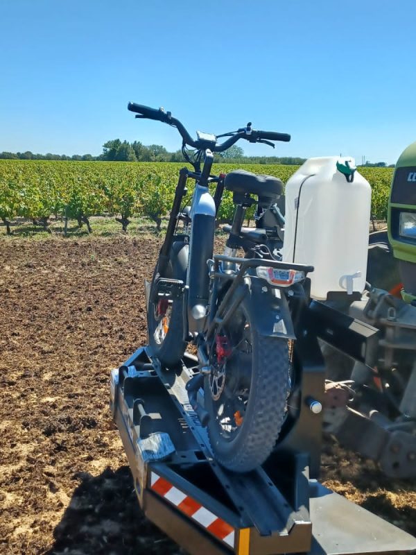 Support deux roues pour tracteur TM 2 option masse agricole et porte jerrican avec notre vélo à assistance électrique